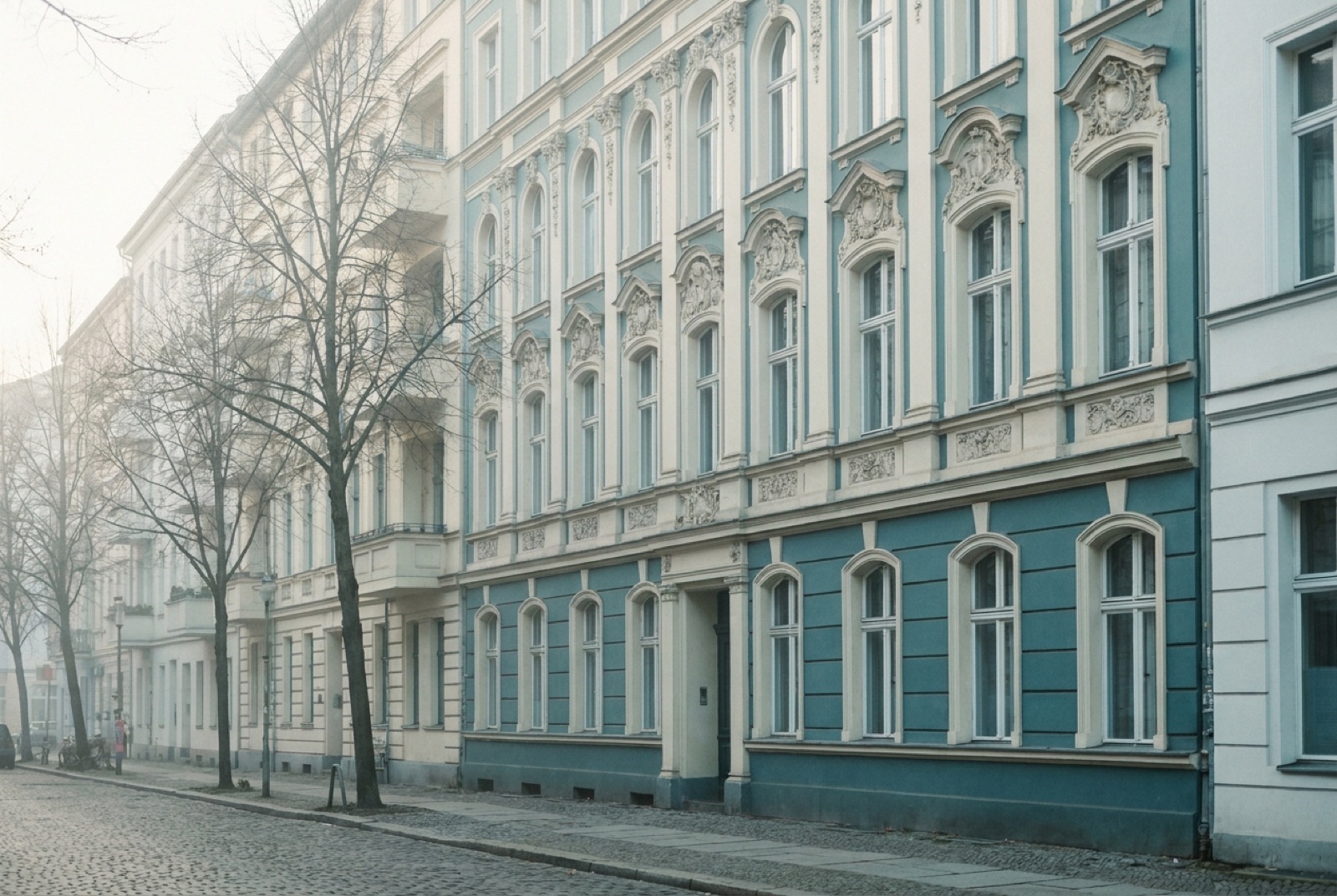 Berliner Altbaufassade im Morgenlicht